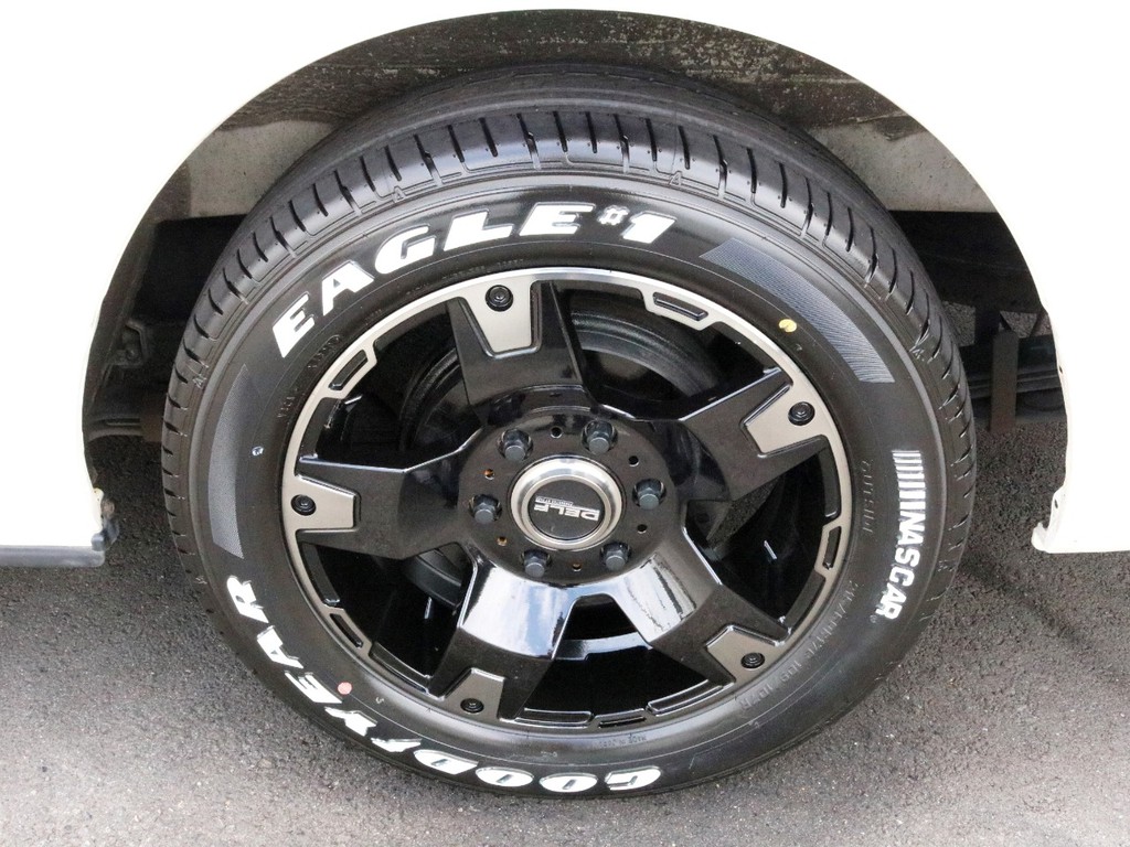 足元にはFLEXオリジナルDelf03 17インチAWを装着！　タイヤは人気のナスカーホワイトレタータイヤを合わせています！