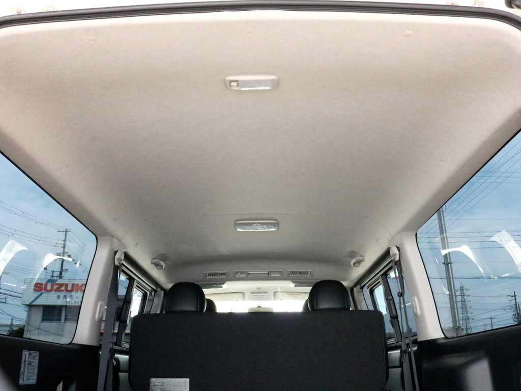 中古車のバンタイプは荷室の壁面や天井に傷が入っていることが多いですが、この車両はかなり綺麗な状態を保っています。プライベートスペースとしてカスタムするのにも向いてそうですね♪