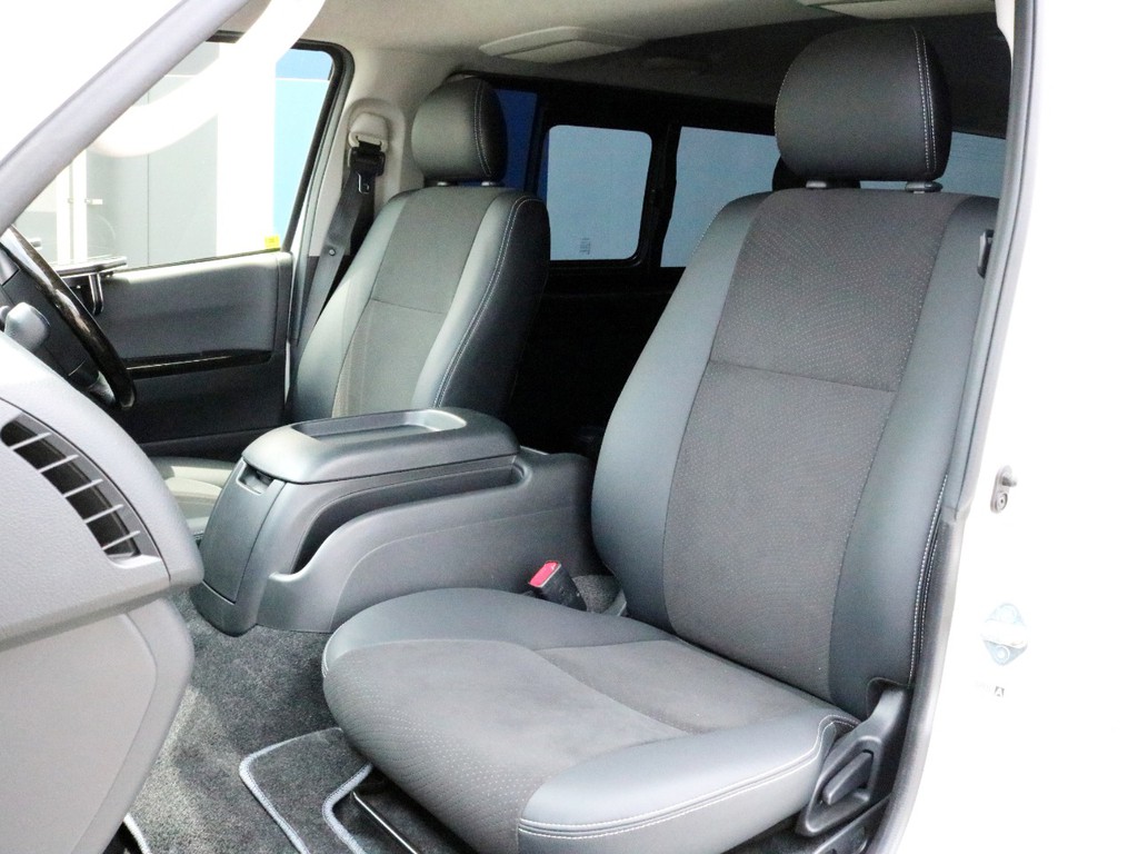 ダークプライム特別仕様車なので専用のハーフレザーシートになっています。そのままハーフレザーシートを楽しむのもシートカバーを装着するのも貴方次第！