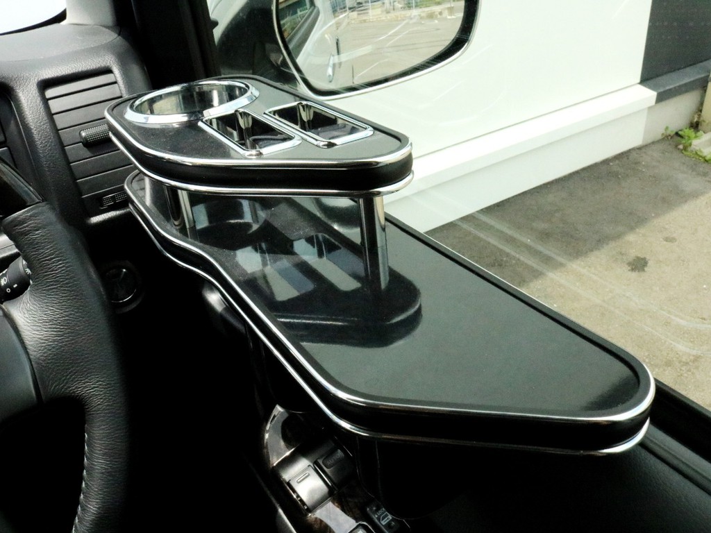 運転席右側にはドリンクホルダー＆スマホホルダーが設置されています。