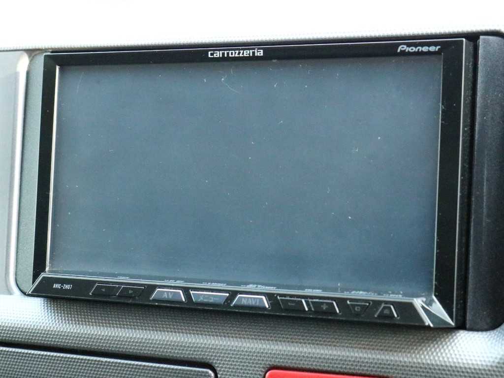 カロッツェリア楽ナビAVIC-RW800を完備！　ナビとしては勿論、オーディオや映像モニターとしてもご活用頂けます。