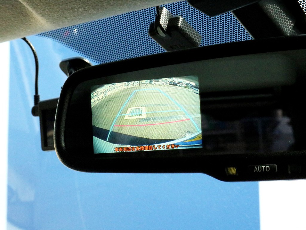 メーカーオプションのバックカメラ内蔵自動防眩ミラーを搭載！　バックカメラの映像を表示する他、通常の防眩ミラーとしてもご活用頂けます。