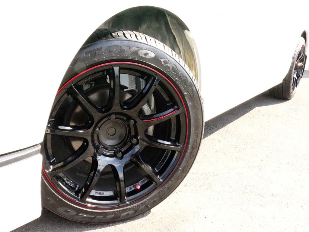 レイズ グラムライツ５７トランセンドレブリミテッド１８inchAWを装着！　レイズのホイールとハイエースバンの相性はばっちりです♪