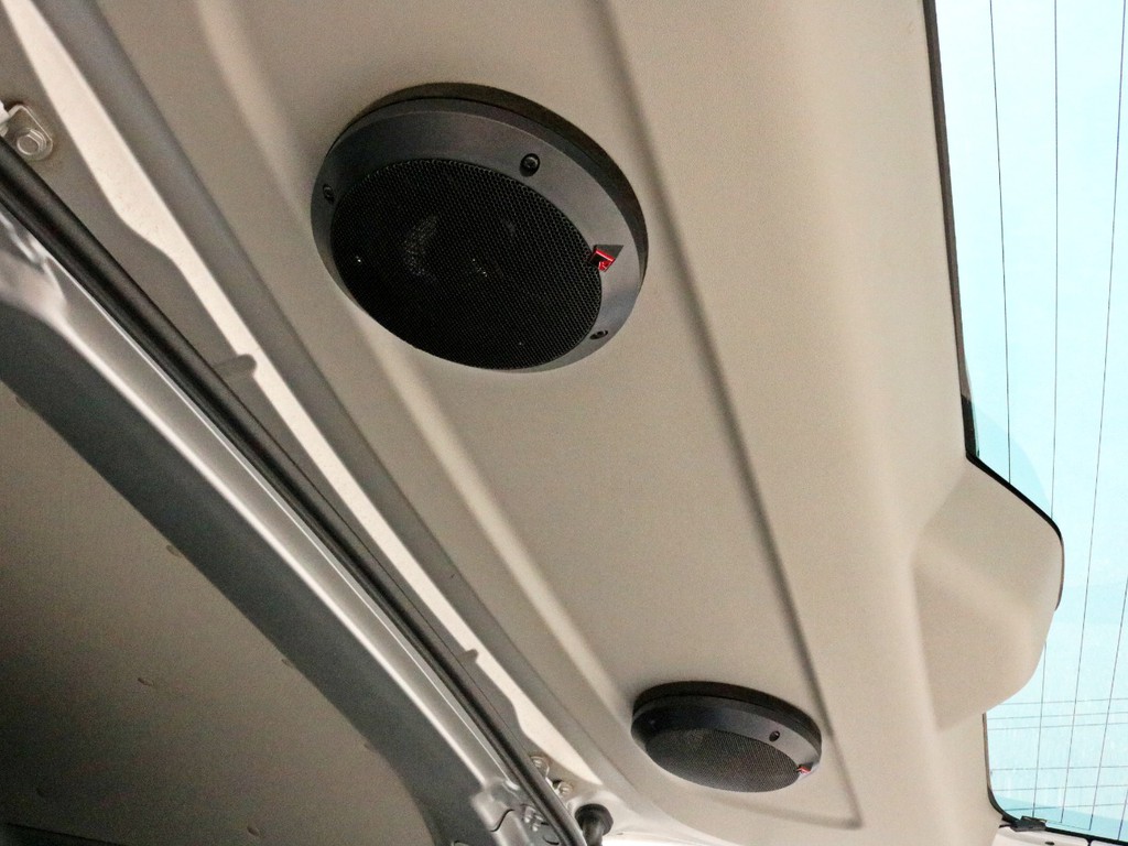 リヤゲートの内側には増設スピーカーが設置されています。見た目や機能性だけでなく音響にもこだわった一台です♪