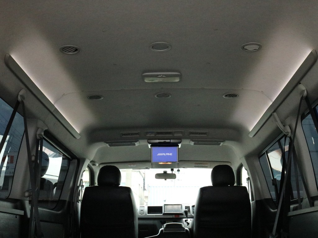 シートアレンジシートレックGの車内天井の両サイドにはシーリングライトが設置されています。間接照明なので優しい光で車内の雰囲気を演出してくれます。