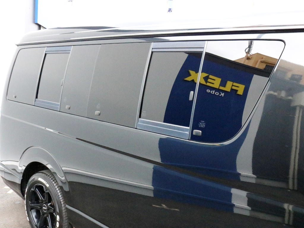 現行モデルでは難しい片側２つの小窓が設置されています。運転中に景色を楽しむのは勿論、こまめな換気にも役立ちます。