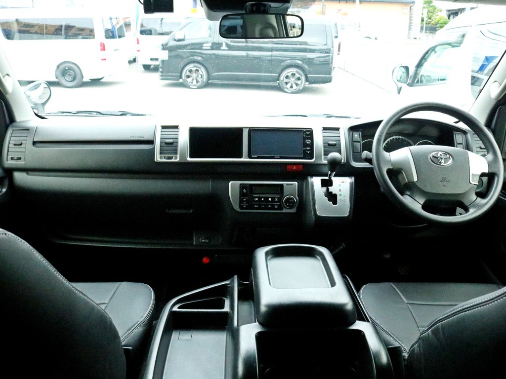 内装は、全席に新品のFLEXレザー調シートカバーを装着し、2列目3列目シートの足元には車内の高級感を演出するインテリアフッドパネルを設置済み！SD地デジナビ・ドライブレコーダー等の電装装備も充実！