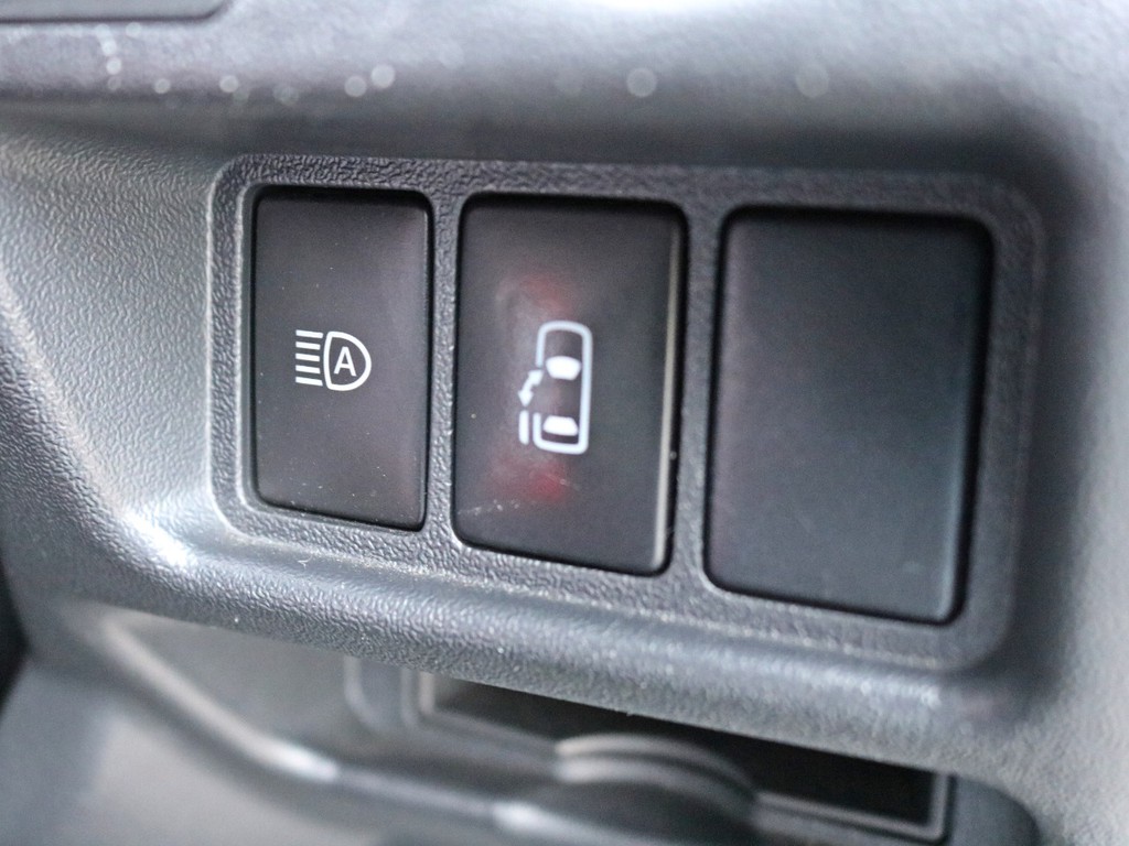 TSSP搭載車両なのでオートハイビームが搭載されています。パワースライドドアの操作は運転席右下のスイッチによって可能です。