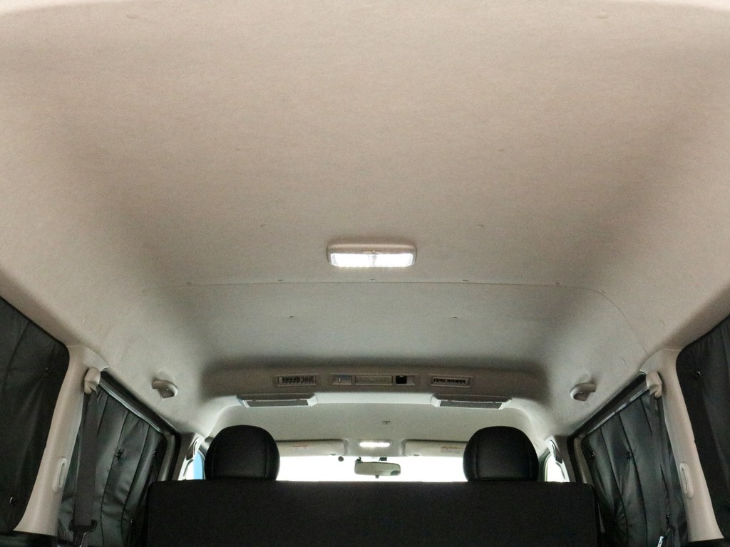 バンタイプのハイエース中古車両はトリムや天井の傷が多いのですが、本車両はとても良好な状態を保っています。純正だと暗いルームランプもLED化されています。