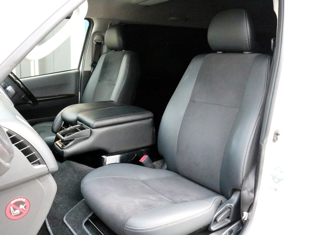 ダークプライム特別仕様車なので専用のハーフレザーシートが設置されています。センターコンソールにはドリンクホルダーや小物入れが設置されています。
