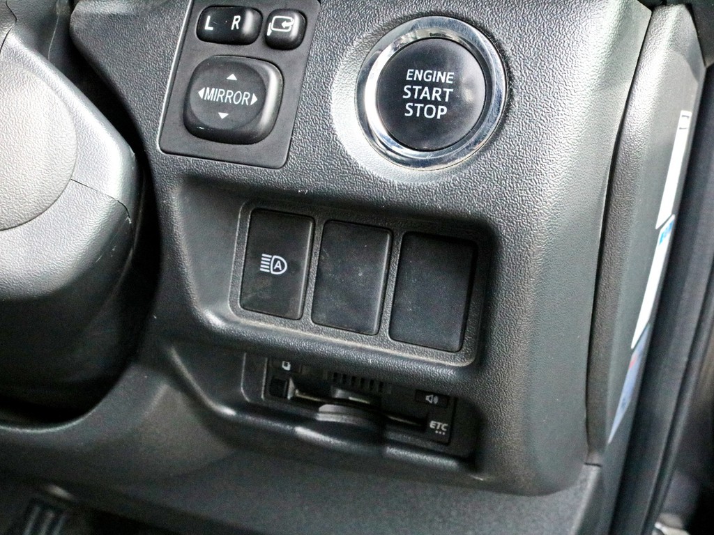 ダークプライムⅡ特別仕様車なのでプッシュスタート＆スマートエントリーは標準装備です。ハイウェイドライブの必需品ETCもビルトイン済みです！