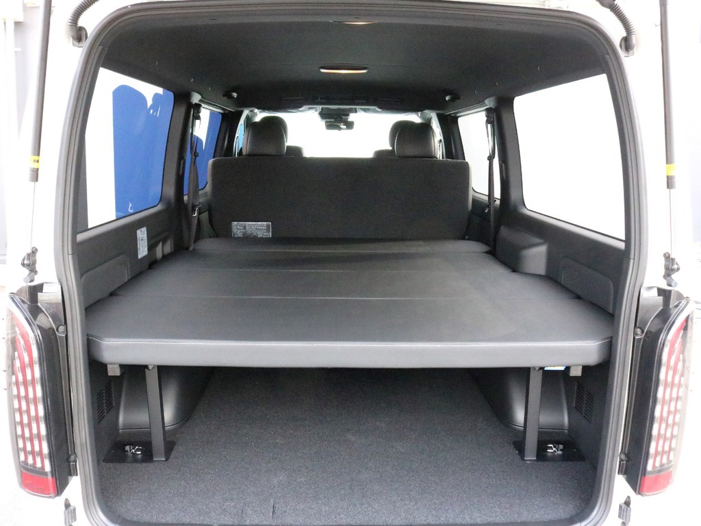 荷室スペースには大人気のフラットタイプベッドキットが装着されています。車中泊をする際のベッドとしては勿論、荷台としてもご活用頂けます。