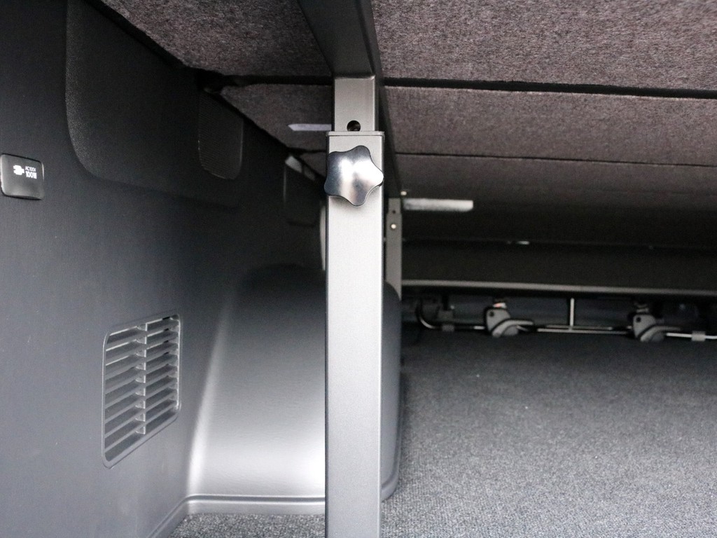 ベッドキットは特殊な工具などを使わずに、手回しで高さ調整や土台の取り外しが可能です。