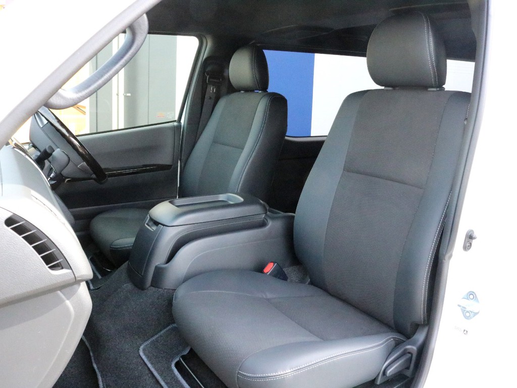 ダークプライムⅡ特別仕様車なので専用のハーフレザーシートが設置されています。そのままハーフレザーシートを楽しむのも、追加でシートカバーを装着するのも貴方次第！