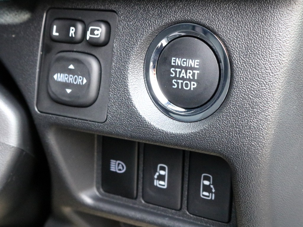 ダークプライムⅡ特別仕様車なのでプッシュスタート＆スマートエントリーも勿論完備！　両側パワースライドドアのスイッチも設置されているので運転席からスライドドアの開閉が行えます。