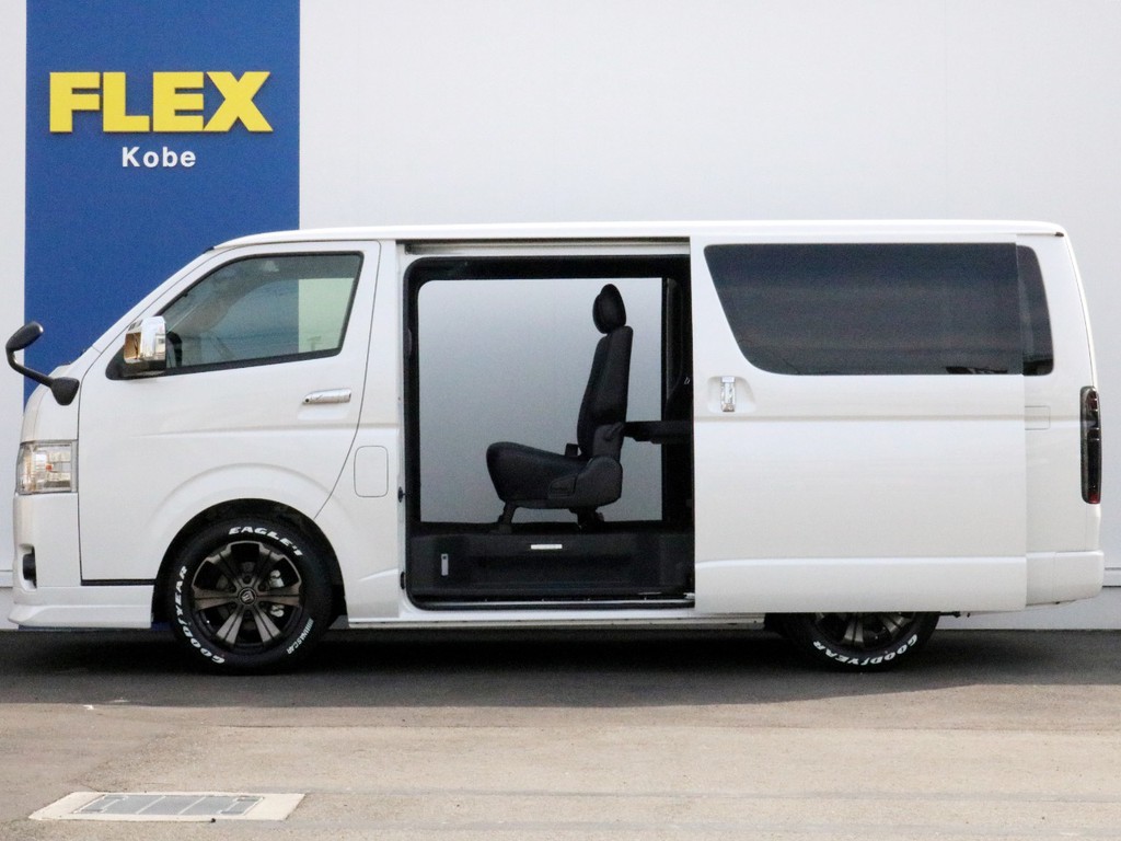メーカーオプションの両側パワースライドドアも完備！　荷物の積み下ろしや人の出入りが楽になる他、停車時の急速換気にも役立ちます。