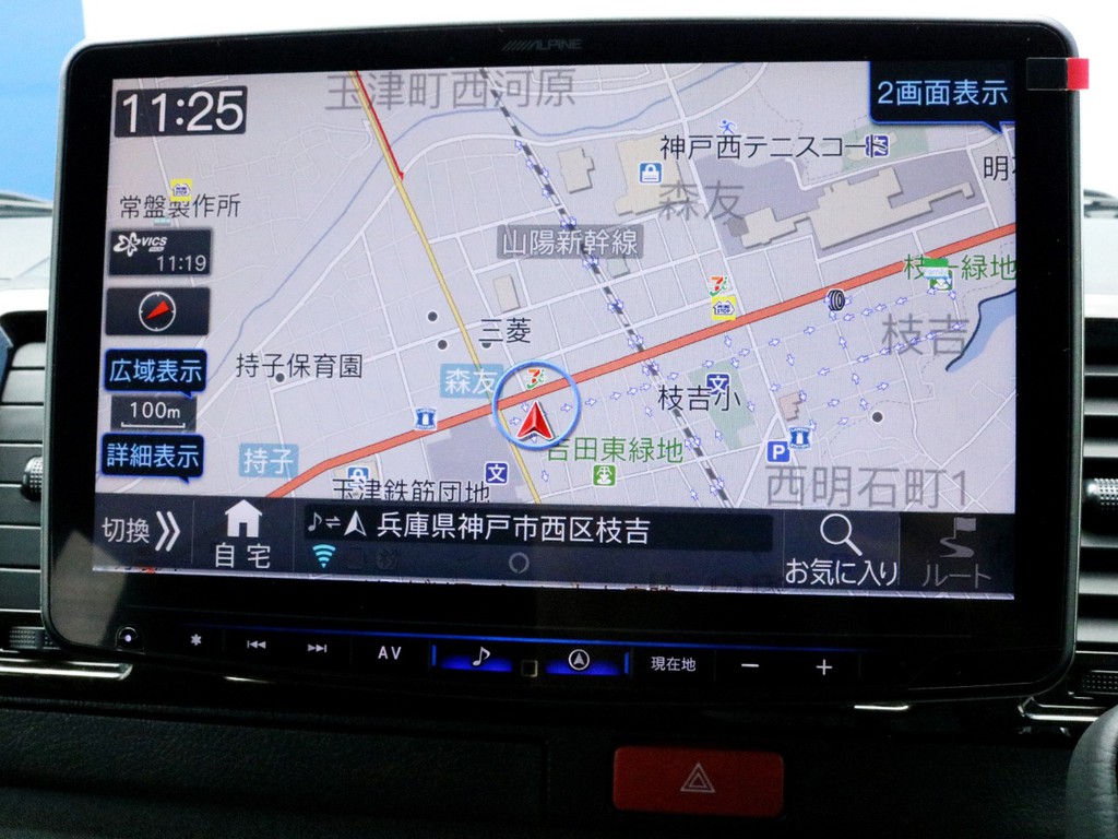 でかい！　これがアルパインBIG-X11インチナビモニターです！　エアコンの吹き出し口ギリギリに設置されたモニターは存在感がありますね！