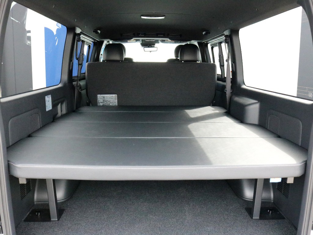 リヤゲートを開くと荷室スペースにFLEXベッドキットType2フラットが設置されています。ベッドキットのパネルは容易に取り外し可能なので、大きな荷物を積む際にも荷室スペースを活用し易くなっております。