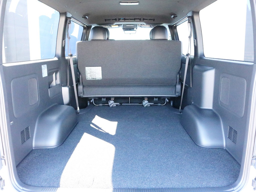 リヤハッチを開くとハイエースバンならではの広大なラゲッジスペースが確保されています。ベッドキット等、追加のカスタムも喜んでお受け致します。