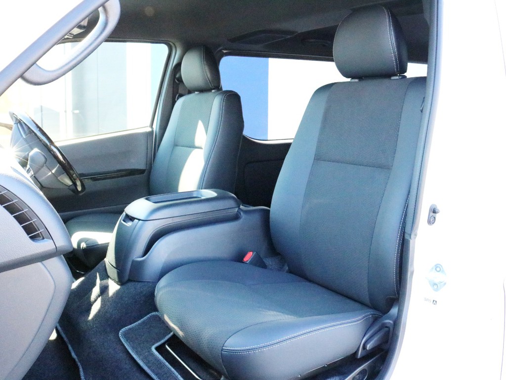 ダークプライムⅡ特別仕様車なので専用のハーフレザーシートが設置されています。このままハーフレザーシートを楽しむのも追加でシートカバーを設置するのも貴方次第！