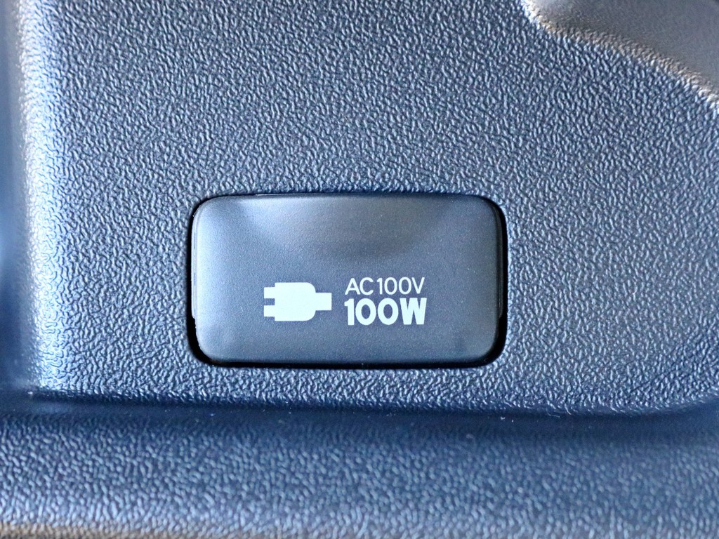 あると便利なアクセサリーコネクターAC100V電源も完備！　携帯電話などモバイル端末の充電にご活用頂けます。