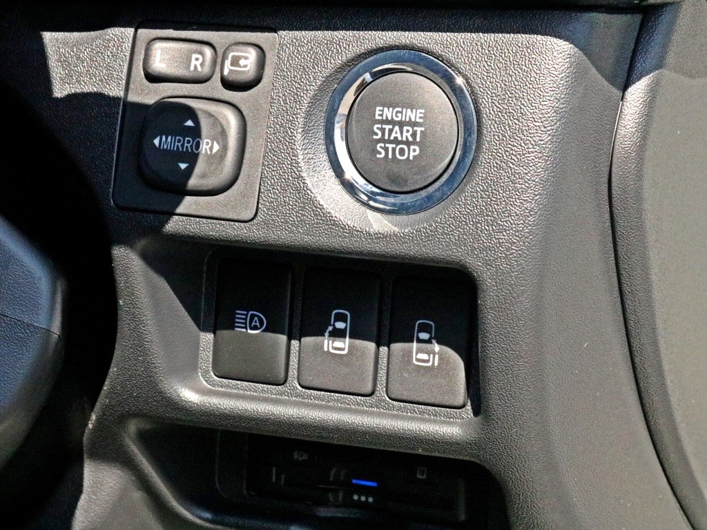 ダークプライムⅡ特別仕様車なのでプッシュスタート＆スマートエントリーを標準装備！　両側パワースライドドアの開閉はこちらの操作部からも可能です。勿論、ETCもビルトイン済みです。