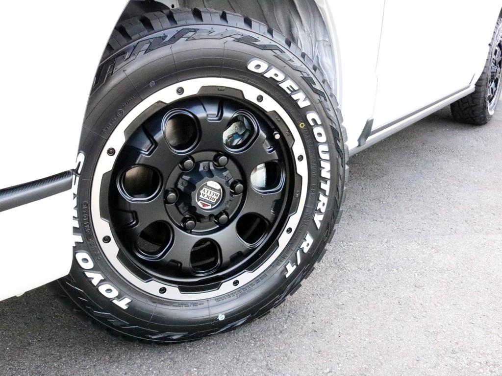 足元にはロックケリー16インチAWを装着済み！　タイヤはTOYOオープンカントリータイヤを合わせてオフロード仕様に仕上げています！