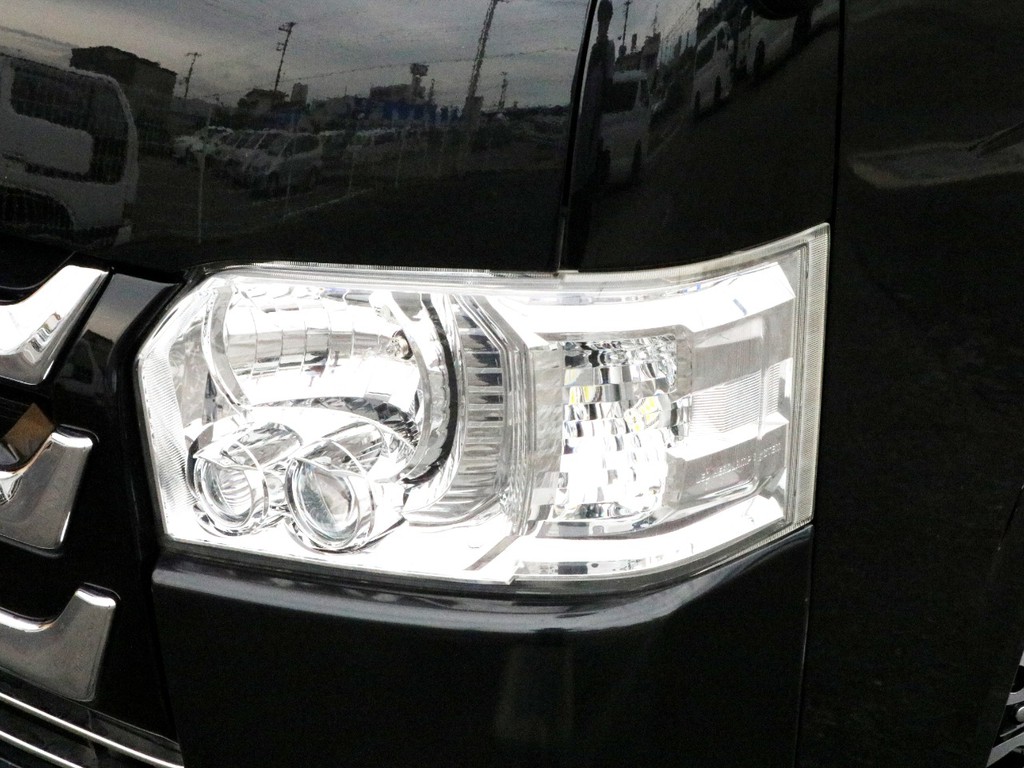メーカーオプションのLEDヘッドライトも完備！　暗い夜道を明るく照らしてくれます。