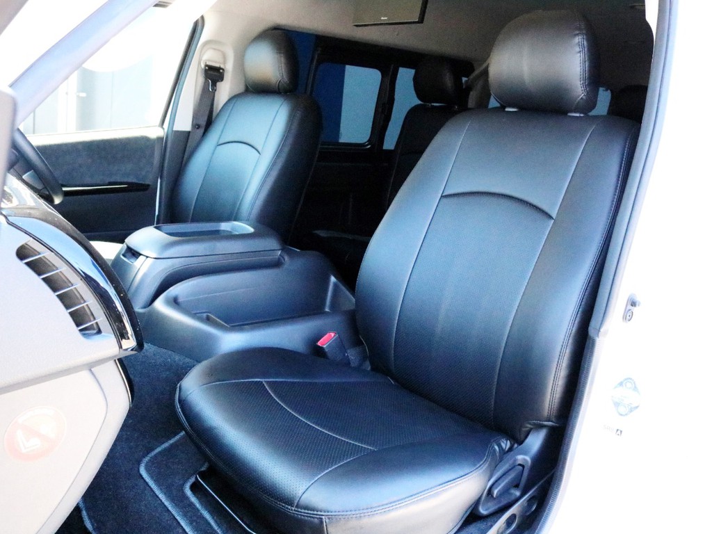 ブラックレザー調シートカバーを装着済み！　車内に高級感を演出すると共に純正シートの保護効果も期待出来ます。