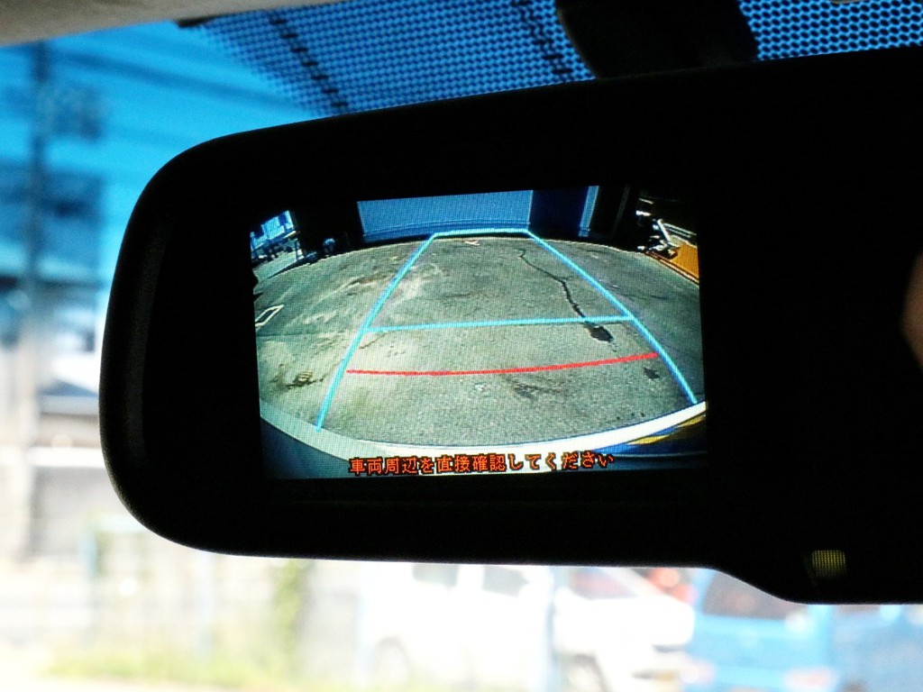 メーカーオプションのバックカメラ内蔵自動防眩ミラーを完備！　通常の防眩ミラーとしては勿論、バックカメラの映像をルームミラ左側に描写してくれます。