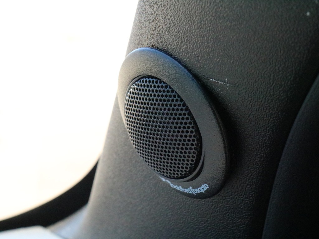 Aピラーツイータースピーカーを完備！　コックピット内の音響を改善する効果が期待出来ます。