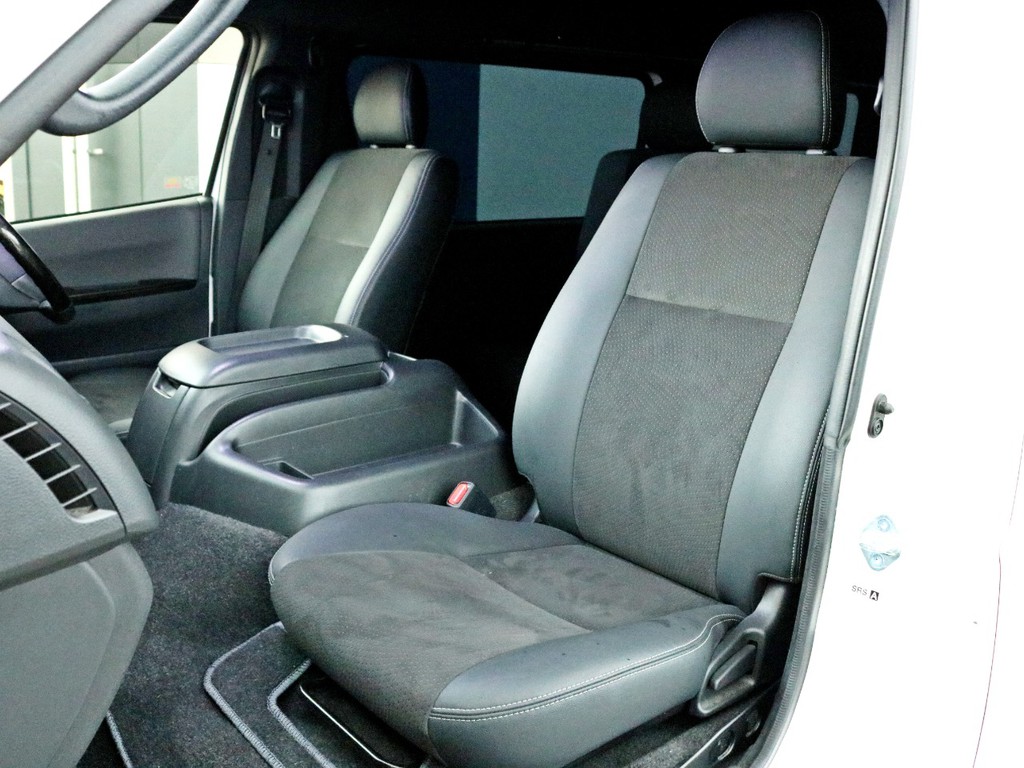 ダークプライムⅡ特別仕様車なので専用のハーフレザーシートが設置されています。そのままハーフレザーシートを楽しむのもシートカバーを追加で装着するのも貴方次第！