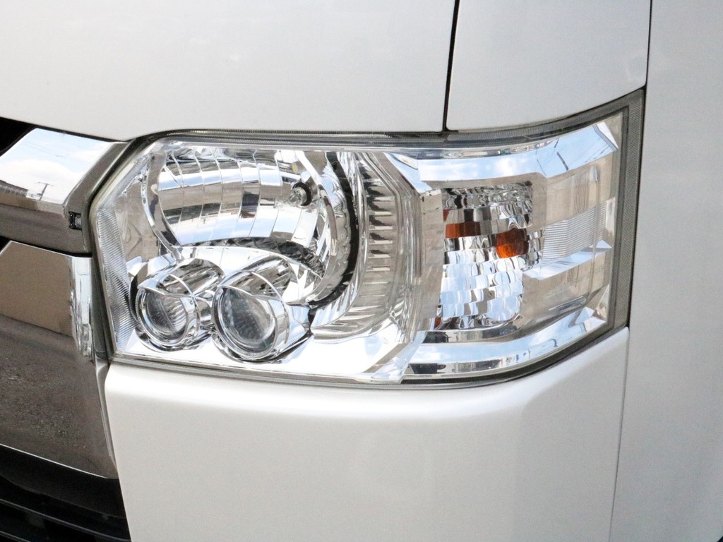 メーカーオプションのLEDヘッドライトも完備！　夜道を明るく照らしてくれます。