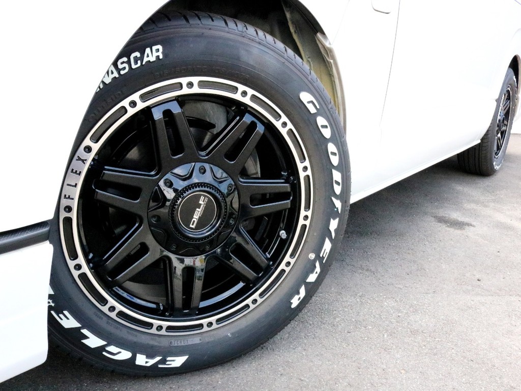 FLEXオリジナルDelf04 17インチAWを装着済み！　タイヤはナスカーホワイトレタータイヤを合わせています。