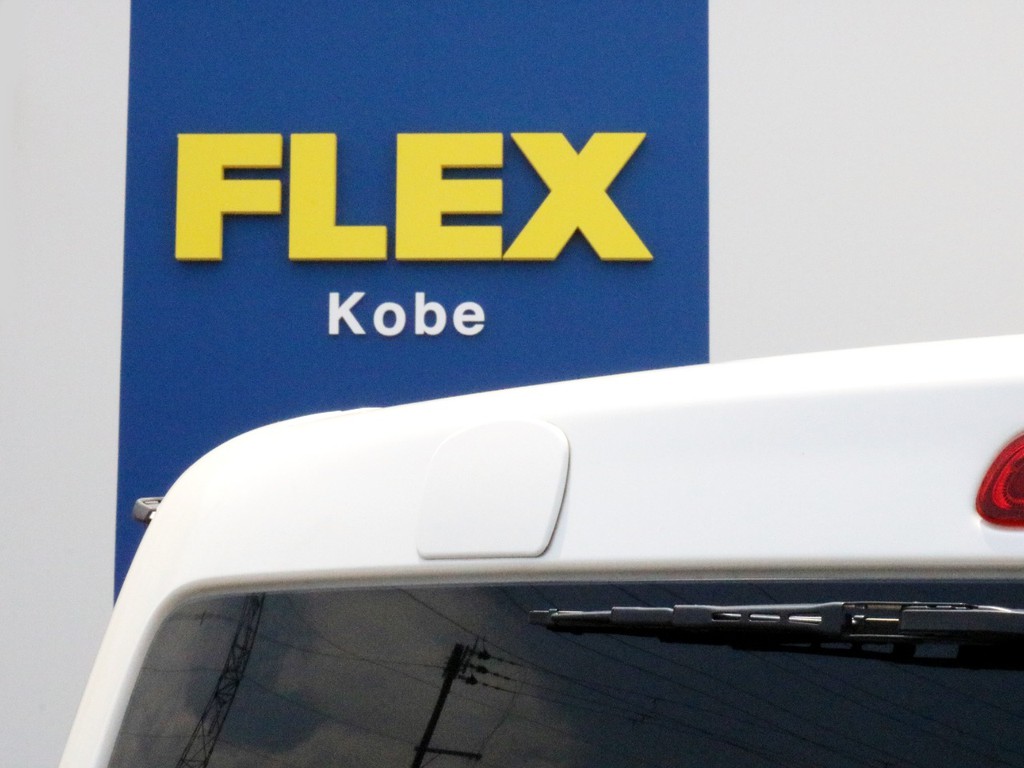 バックカメラ搭載車両なのでリヤミラーは撤去されています。リヤミラーの跡はリヤミラーホールカバーによってフラット化されています。