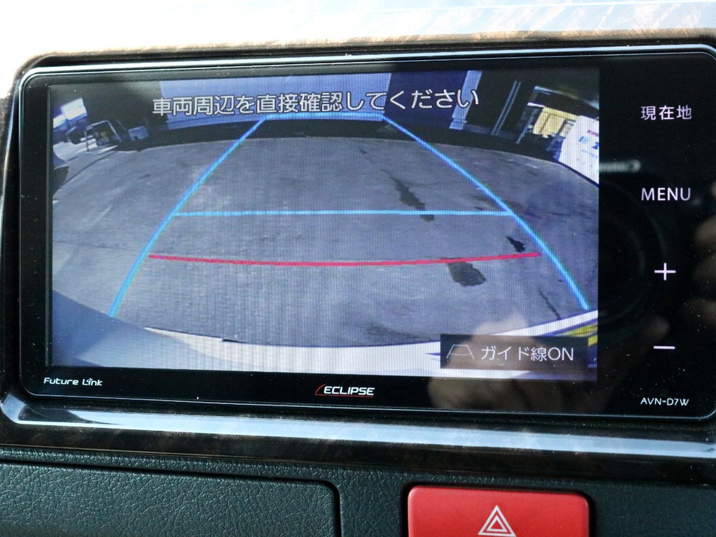 イクリプスSD地デジナビAVN-Z05iWを装備！　バックカメラナビ連動施工済みであり、バックカメラの映像は防眩ミラーは勿論、ナビモニターにも描写されます。