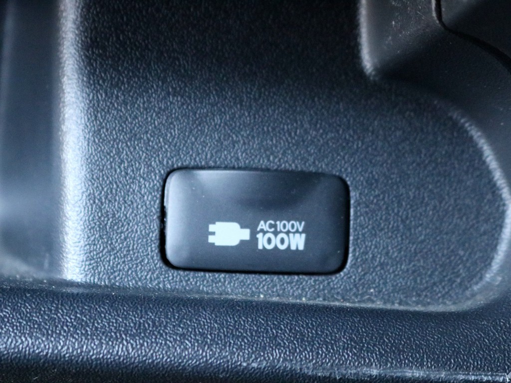 あると便利なアクセサリーコネクター（AC100V電源）も完備！　モバイル端末等の充電にご活用頂けます。