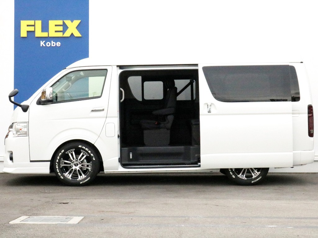 メーカーオプションの電動パワースライドドアも完備！　パワースライドドアは運転席からも開閉可能なので運転席に座ったままゲストを迎え入れることが可能です。