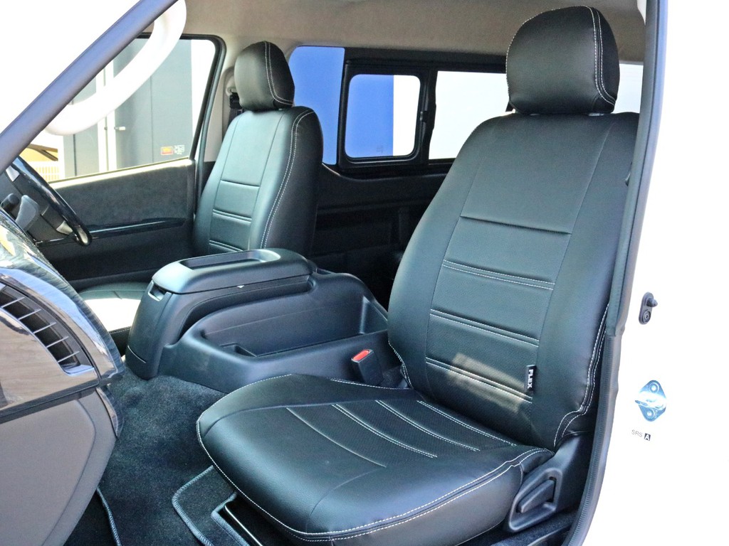 FLEXレザー調シートカバーを装着済み！　車内の高級感を演出すると共に、純正シートの保護効果も期待出来ます。