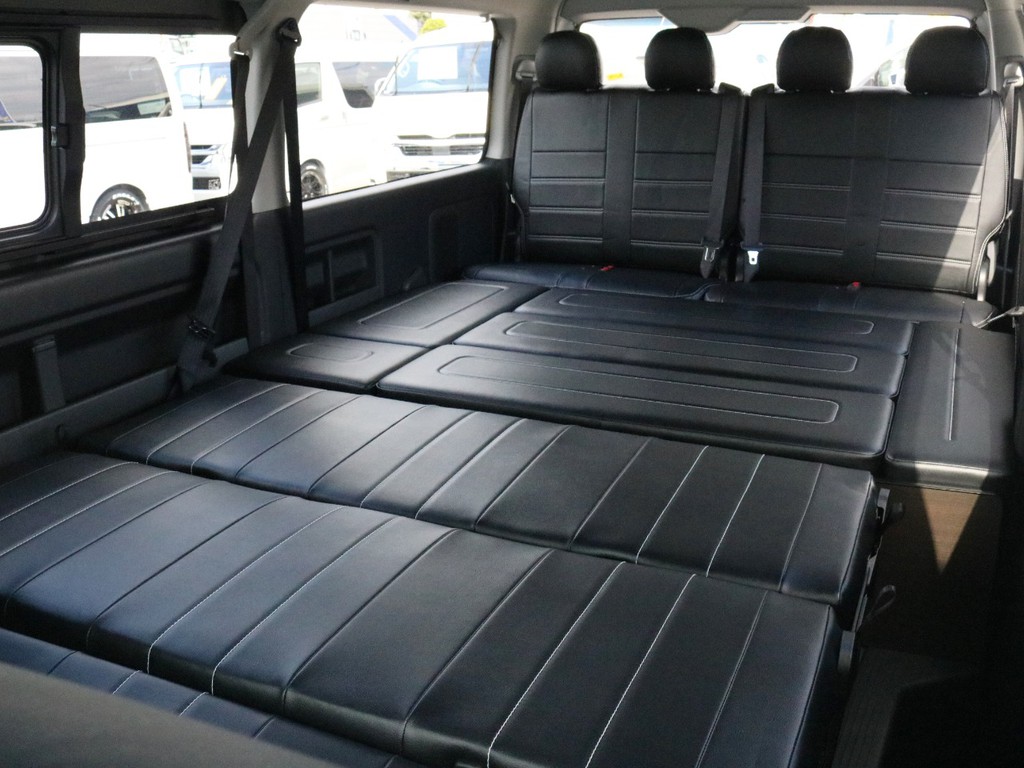 アレンジASをフルフラットにした状態です。ハイエースの広々とした空間で快適な車中泊を楽しみましょう！