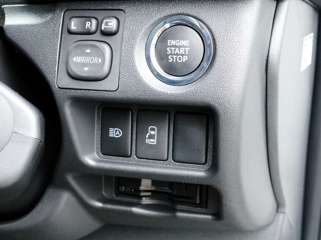 メーカーオプションのプッシュスタート＆スマートエントリーを完備！　パワースライドドアは運転席からもリモート可能です。ハイウェイドライブの必需品ETCも完備で即戦力の一台です！