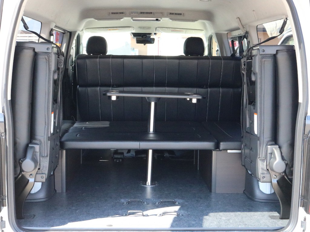 リヤハッチを開き、4列目シートを跳ね上げ収納することによって十分な荷室スペースを確保出来ます。