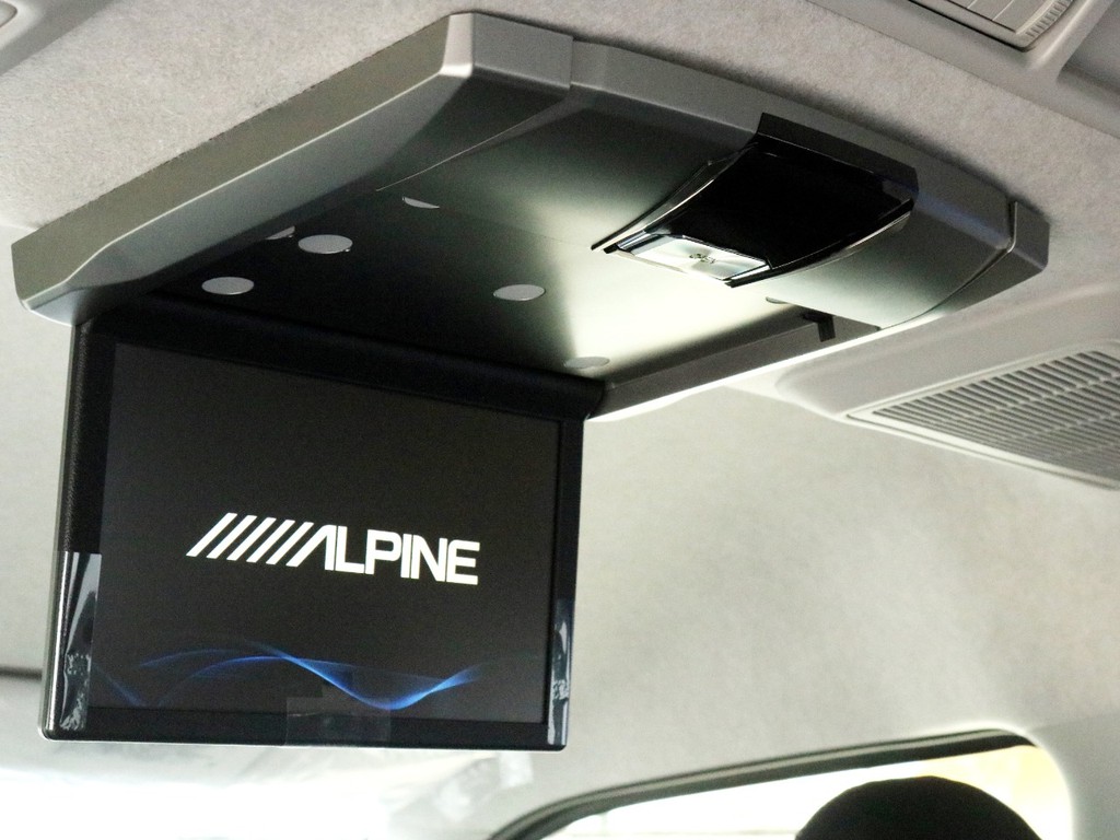 アルパイン　フリップダウン後席モニターを完備！　運転中に後席のゲストを退屈させない他、車中泊の際にも映像を楽しむことが可能です。
