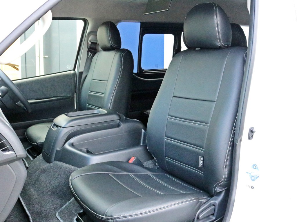 ＦＬＥＸレザー調シートカバーを装着済み！　車内の高級感を演出すると共に、純正シートの保護効果も期待出来ます。