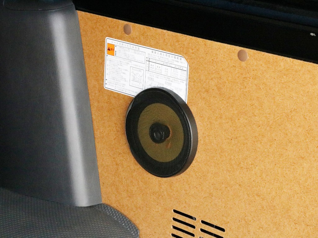 埋め込みリヤスピーカーも設置されています。後方の音響にまで拘った一台です！