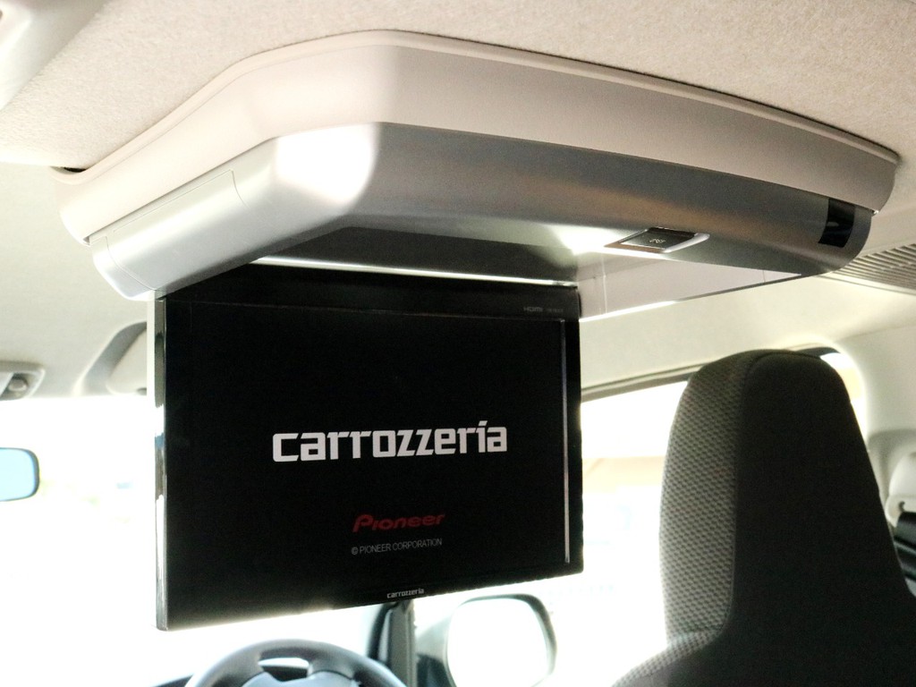 カロッツェリアフリップダウン後席モニターを完備！　後席のゲストを退屈させません。