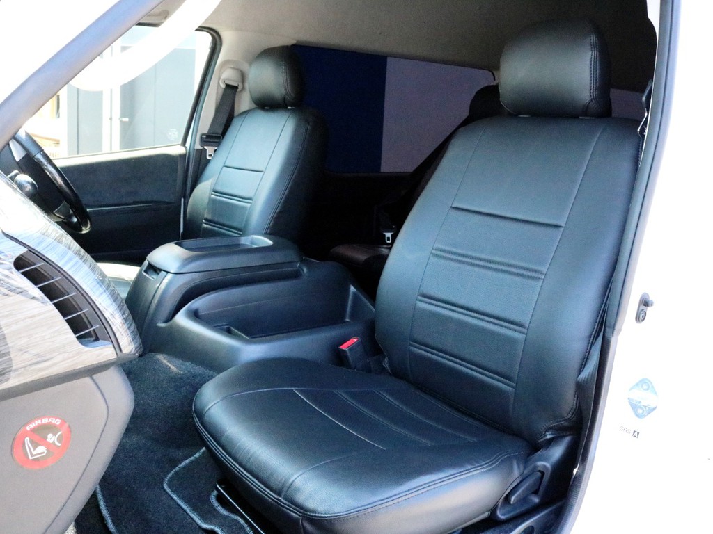 レザー調シートカバーを装着済み！　車内の高級感を演出すると共に、純正シートを保護する効果も期待出来ます。