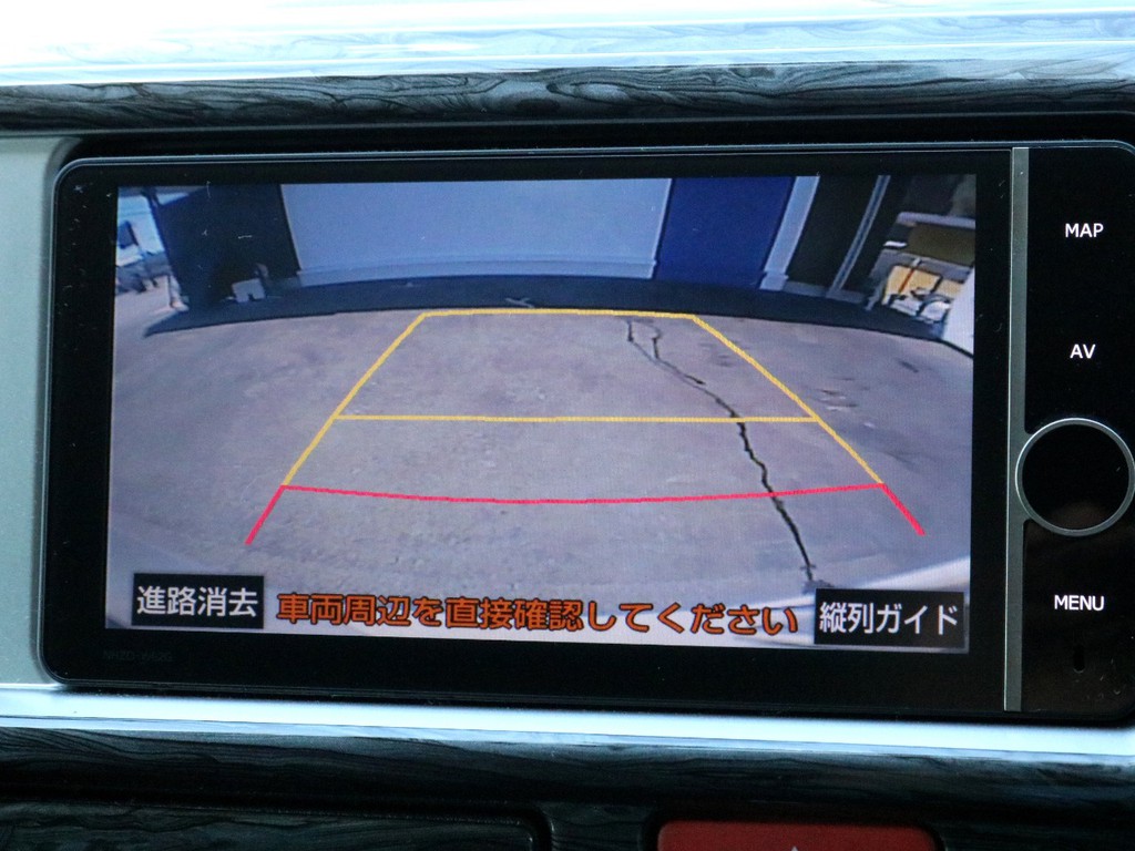 トヨタ純正ナビを装着済み！　ナビとしては勿論、オーディオや映像モニターとしてもご活用頂けます。バックカメラの映像はナビモニターに描写されます。