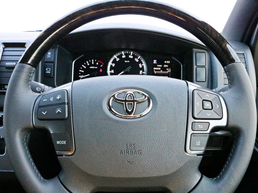 ダークプライムⅡ特別仕様車なのでステアリングリモコンも標準装備されています。ハンドルもダークプライムⅡ専用の本革締めステアリングになっています。