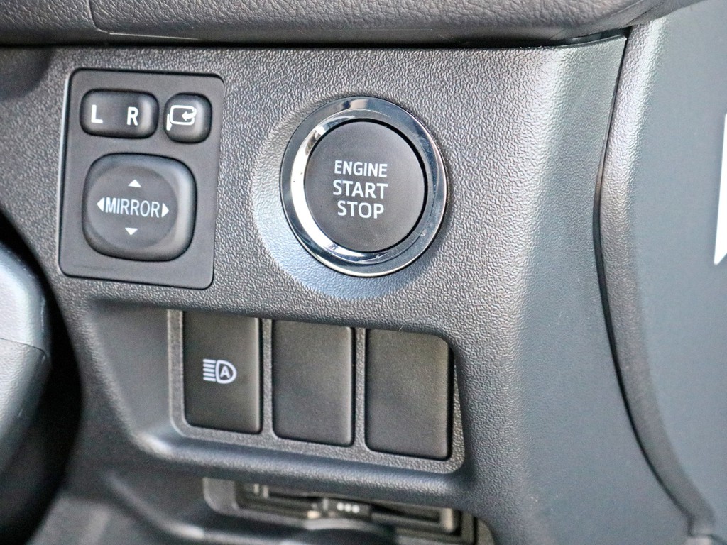 ダークプライムⅡ特別仕様車なのでプッシュスタート＆スマートエントリーを完備しています。ハイウェイドライブの必需品ETCもビルトイン済みです。